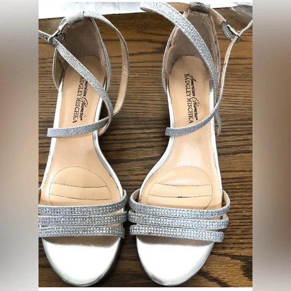 BADGLEY MISCHKA American Glamour Silver Sparkle Sandals Shoes Size 6 1/2 - Picture 2 of 3